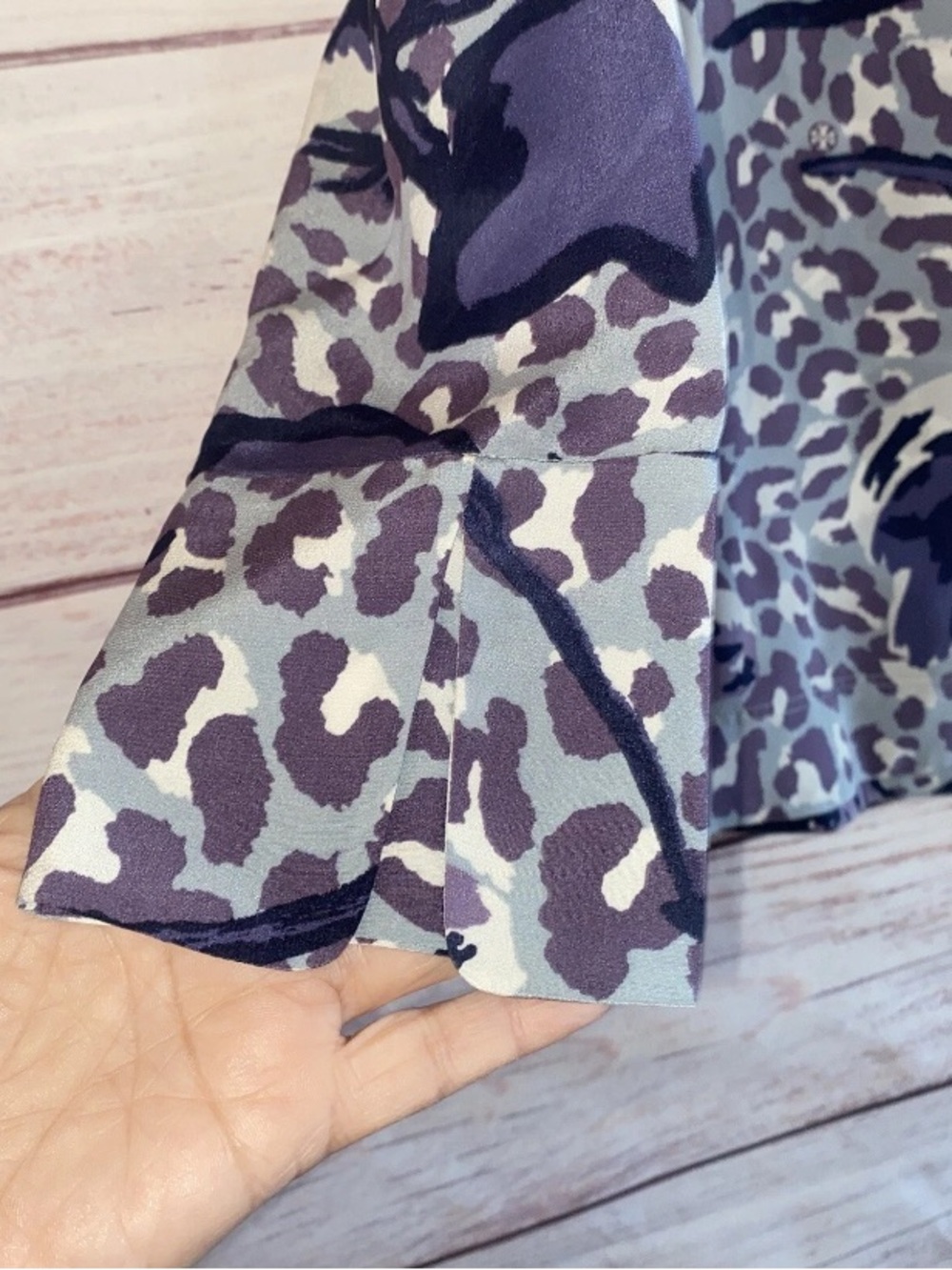 Tory Burch Womens Blouse Size 2 Blue Leopard Print Silk V Neck Tunic Shirt C1 - Picture 9 of 13